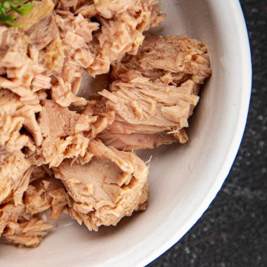 Ton balığı konservesi deniz ürünleri taze lezzetli yemek gurme pezetaryan diyet arka planı masa rustik gıda üst görünüm fotokopi alanı vejetaryen gıda 