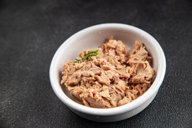 Ton balığı konservesi deniz ürünleri taze lezzetli yemek gurme pezetaryan diyet arka planı masa rustik gıda üst görünüm fotokopi alanı vejetaryen gıda 