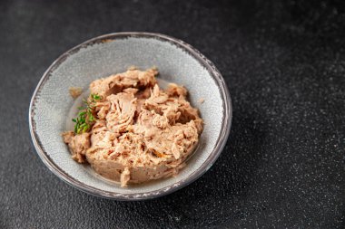 Ton balığı konservesi deniz ürünleri taze lezzetli yemek gurme pezetaryan diyet arka planı masa rustik gıda üst görünüm fotokopi alanı vejetaryen gıda 