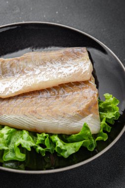 Beyaz balıklı fileto çiğ deniz ürünleri taze lezzetli yemekler lezzetli gurme yemek arka planda sofrada kırsal yiyecekler üst görünümde fotokopi alanı pesseeter diyet