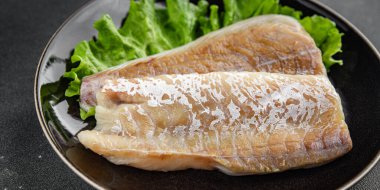 Beyaz balıklı fileto çiğ deniz ürünleri taze lezzetli yemekler lezzetli gurme yemek arka planda sofrada kırsal yiyecekler üst görünümde fotokopi alanı pesseeter diyet