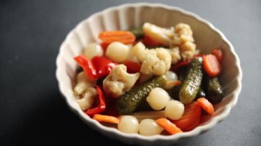 Marinelenmiş sebzeler salata, salatalık, biber, havuç, karnabahar, soğan taze lezzetli yemek gurmesi masanın üzerinde rustik yemek üst görüşü fotokopi alanı vejetaryen ve vejetaryen yemekleri karıştırır.
