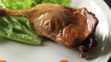 Ördek bacağı fırında kuş eti taze lezzetli yemekler lezzetli gurme yemek arka planı masa kırsal yiyeceklerin üst görünümü fotokopi alanı