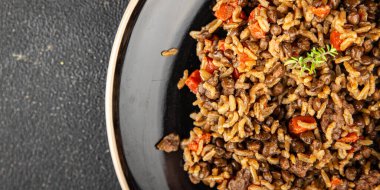 Pirinç mercimek ve sebzeler taze, lezzetli, vejetaryen, vejetaryen, masada et ve gurme yemek yok.