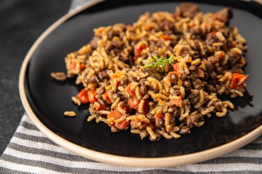 Pirinç mercimek ve sebzeler taze, lezzetli, vejetaryen, vejetaryen, masada et ve gurme yemek yok.