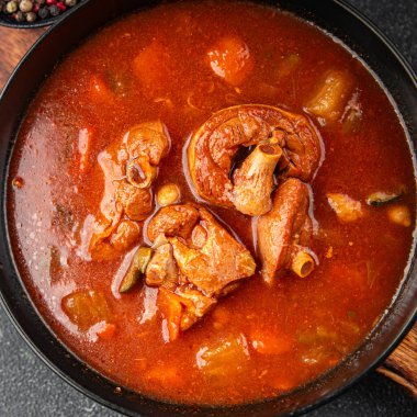 Domates çorbası, sebze tas kebabı, lezzetli yemekler, lezzetli gurme yemek arkaplanı, kırsal yemek, fotokopi alanı keto ve paleo diyeti.