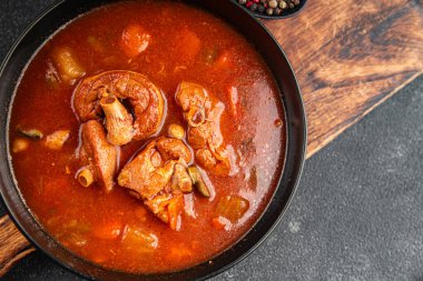 Domates çorbası, sebze tas kebabı, lezzetli yemekler, lezzetli gurme yemek arkaplanı, kırsal yemek, fotokopi alanı keto ve paleo diyeti.