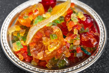 Şekerli kabuk ve meyve portakalı, kumkat, mandalina, kiraz, mango ve diğer meyveler şeker kaplı taze lezzetli yemek arkaplanı masanın kırsal kesiminde bulunan lezzetli gurme yiyecek üst görünüm alanı