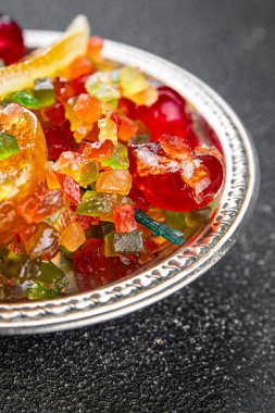 Şekerli kabuk ve meyve portakalı, kumkat, mandalina, kiraz, mango ve diğer meyveler şeker kaplı taze lezzetli yemek arkaplanı masanın kırsal kesiminde bulunan lezzetli gurme yiyecek üst görünüm alanı