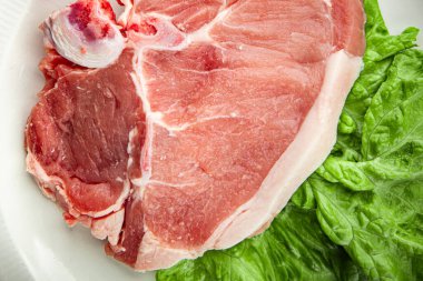 Kemiklerin üzerinde domuz eti taze et lezzetli yemek lezzetli gurme yemek arka planı masa rustik gıda üst görünüm fotokopi alanı