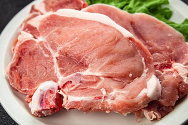 Kemiklerin üzerinde domuz eti taze et lezzetli yemek lezzetli gurme yemek arka planı masa rustik gıda üst görünüm fotokopi alanı