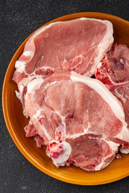 Kemiklerin üzerinde domuz eti taze et lezzetli yemek lezzetli gurme yemek arka planı masa rustik gıda üst görünüm fotokopi alanı