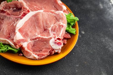 Kemiklerin üzerinde domuz eti taze et lezzetli yemek lezzetli gurme yemek arka planı masa rustik gıda üst görünüm fotokopi alanı