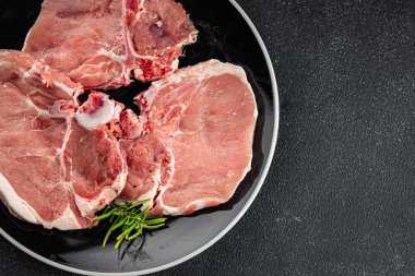 Kemiklerin üzerinde domuz eti taze et lezzetli yemek lezzetli gurme yemek arka planı masa rustik gıda üst görünüm fotokopi alanı