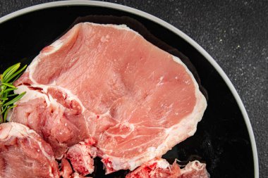 Kemiklerin üzerinde domuz eti taze et lezzetli yemek lezzetli gurme yemek arka planı masa rustik gıda üst görünüm fotokopi alanı