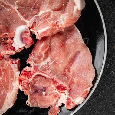 Kemiklerin üzerinde domuz eti taze et lezzetli yemek lezzetli gurme yemek arka planı masa rustik gıda üst görünüm fotokopi alanı