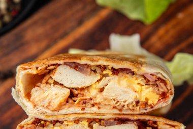 Donner Kebap Tavuk ve Sebzeli Shawarma Sandviç Tortilla Et Fast food Flatbread Lezzetli yemek gurme yemek arka planı masa rustik gıda üst görünüm fotokopi alanı