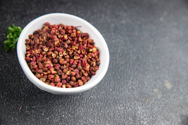 biber Sichuan baharat biberi bezelye taze yemek gurme yemek arkaplan masa rustik gıda üst görünüm fotokopi uzay