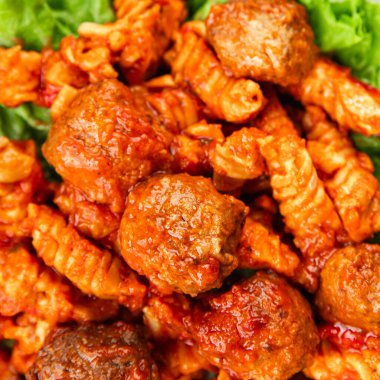 Makarna köftesi, domates sosu, taze lezzetli yemek, lezzetli gurme yemek arkaplanı, kırsal yemek, fotokopi odası.