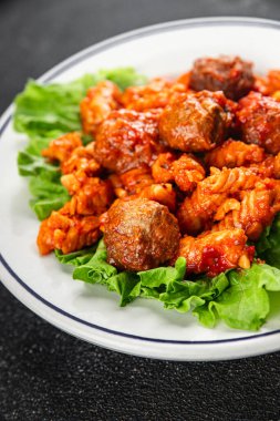 Makarna köftesi, domates sosu, taze lezzetli yemek, lezzetli gurme yemek arkaplanı, kırsal yemek, fotokopi odası.
