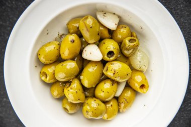 Akdeniz zeytinleri sarımsaklı aperatif taze lezzetli yemekler lezzetli gurme yemek arka planı masaya sade yemekler fotokopi alanı keto ve paleo diyet vejetaryen ve vejetaryen yemekleri