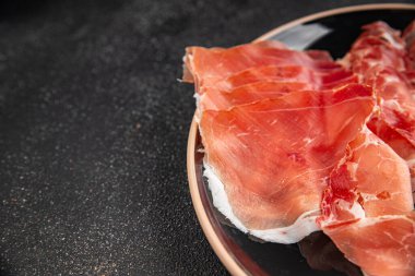 Jamon eti taze iberico ya da serrano aperatifi lezzetli yemekler lezzetli gurme yemek arka planı masa rustik gıda üst görünümü fotokopi alanı