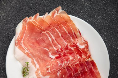 Jamon eti taze iberico ya da serrano aperatifi lezzetli yemekler lezzetli gurme yemek arka planı masa rustik gıda üst görünümü fotokopi alanı