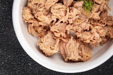 Ton balığı konservesi taze yemek gurme yemek arkaplan masa üzerinde rustik gıda fotokopi uzay keto ve paleo diyet pescetarian 