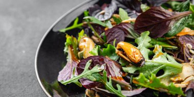 Yapraklı salata ve deniz ürünleri taze lezzetli yemek arkaplanı masanın üstünde lezzetli gurme yemek üst görünüm fotokopi alanı keto ve paleo diyet vejetaryen diyeti