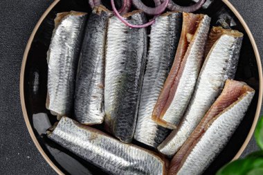 Sardalyalar tuzlanmış balıklar lezzetli gurme yemek arka planı masaya sade yemekler kopya uzay vejetaryen diyeti