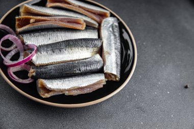 Sardalyalar tuzlanmış balıklar lezzetli gurme yemek arka planı masaya sade yemekler kopya uzay vejetaryen diyeti