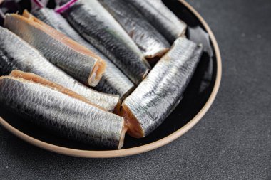 Sardalyalar tuzlanmış balıklar lezzetli gurme yemek arka planı masaya sade yemekler kopya uzay vejetaryen diyeti