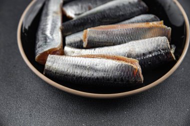 Sardalyalar tuzlanmış balıklar lezzetli gurme yemek arka planı masaya sade yemekler kopya uzay vejetaryen diyeti