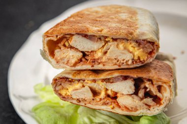Kebap tavuk, donner kebap, shawarma sandviç, tortilla et, fast food, taze yemek, gurme yemek arka planı, kırsal yemek, üst görünüm, fotokopi alanı.