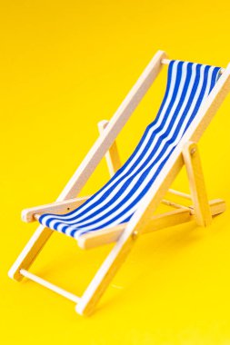 Plaj sandalyesi kumaş şezlongu açık havada aktif eğlence alanı kopyalama arkaplanı