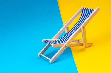 Plaj sandalyesi kumaş şezlongu açık havada aktif eğlence alanı kopyalama arkaplanı