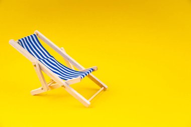 Plaj sandalyesi kumaş şezlongu açık havada aktif eğlence alanı kopyalama arkaplanı