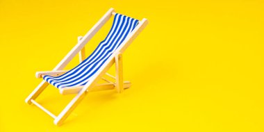 Plaj sandalyesi kumaş şezlongu açık havada aktif eğlence alanı kopyalama arkaplanı