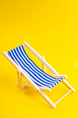 Plaj sandalyesi kumaş şezlongu açık havada aktif eğlence alanı kopyalama arkaplanı