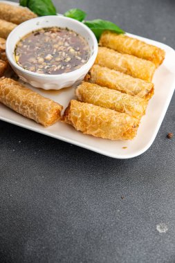 Nem rulo soslu Vietnam pirinci kağıt rulo lezzetli gurme yemek arka planı masa rustik gıda üst görünüm fotokopi alanı