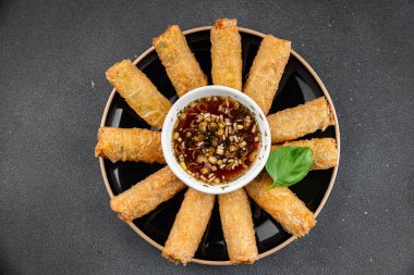 Nem rulo soslu Vietnam pirinci kağıt rulo lezzetli gurme yemek arka planı masa rustik gıda üst görünüm fotokopi alanı