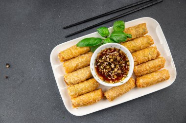 Nem rulo soslu Vietnam pirinci kağıt rulo lezzetli gurme yemek arka planı masa rustik gıda üst görünüm fotokopi alanı