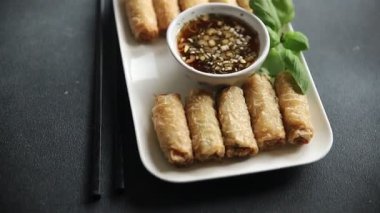 Nem rulo soslu Vietnam pirinci kağıt rulo lezzetli gurme yemek arka planı masa rustik gıda üst görünüm fotokopi alanı