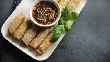 Nem rulo soslu Vietnam pirinci kağıt rulo lezzetli gurme yemek arka planı masa rustik gıda üst görünüm fotokopi alanı