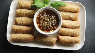 Nem rulo soslu Vietnam pirinci kağıt rulo lezzetli gurme yemek arka planı masa rustik gıda üst görünüm fotokopi alanı