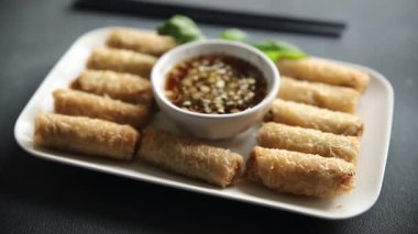 Nem rulo soslu Vietnam pirinci kağıt rulo lezzetli gurme yemek arka planı masa rustik gıda üst görünüm fotokopi alanı