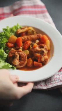 Ragout eti, sosis, sebze güveç taze yemek lezzetli gurme yemek arkaplan masa üzerinde rustik gıda üst görünüm