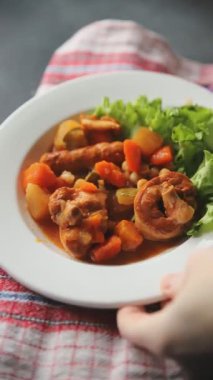 Ragout eti, sosis, sebze güveç taze yemek lezzetli gurme yemek arkaplan masa üzerinde rustik gıda üst görünüm