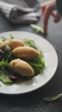Quenelle et ormanı sosu taze lezzetli yemek lezzetli gurme yemek arkaplanı masa üzerinde rustik gıda üst görünüm fotokopi alanı keto ve paleo diyeti