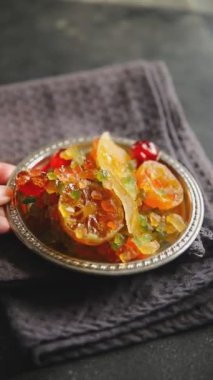 Şekerli kabuk ve meyve portakalı, kumkat, mandalina, kiraz, mango ve diğer meyveler şeker kaplı taze lezzetli yemek arkaplanı masanın kırsal kesiminde bulunan lezzetli gurme yiyecek üst görünüm alanı